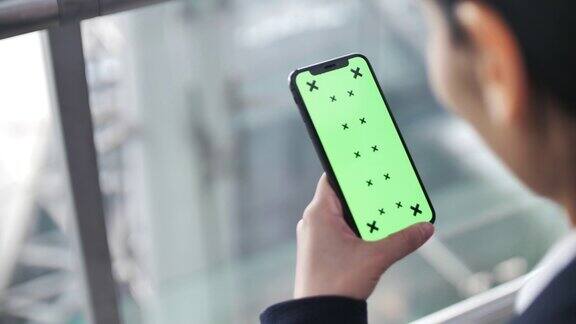 使用绿色屏幕的智能手机特写