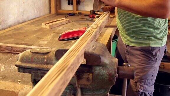 木匠在他的店里做木头