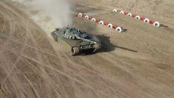鸟瞰图重型坦克在越野道路上全速行驶