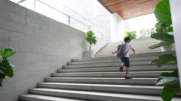 亚洲男孩去上学有创造性的空间和建筑