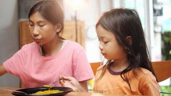 亚洲女孩在家一起吃自制的明胶甜食生活理念