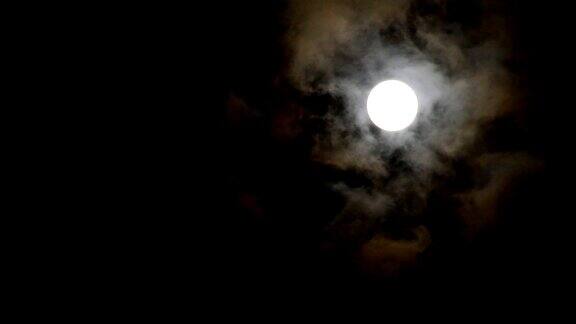 云在夜间掠过月亮