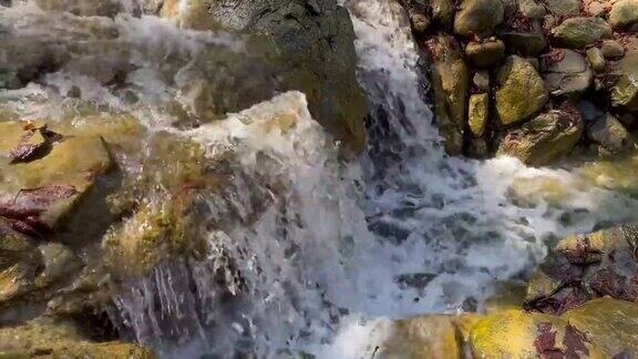 瀑布和水流在自然界的岩石上