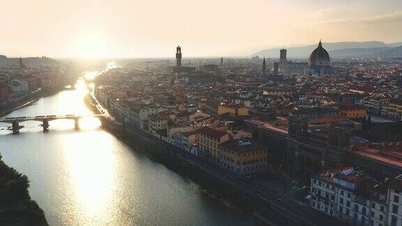 无人机拍摄:日出时的小但历史和文化丰富的意大利小镇美丽的古城有中世纪教堂和大教堂这条河穿过这座城市