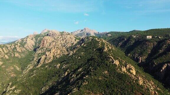 乡村和山脉在欧洲在法国在科西嘉朝向阿雅克肖在地中海边在夏天阳光明媚的日子