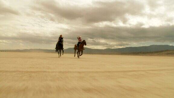 在沙漠里骑马01