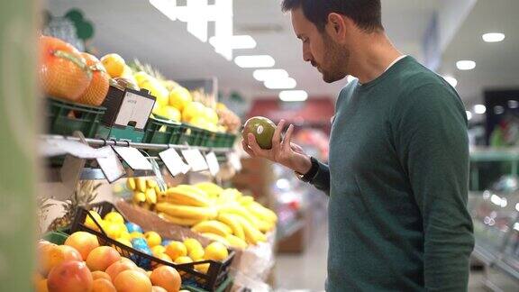 在超市买水果的男人