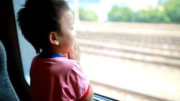 男孩看着窗外的地铁车厢