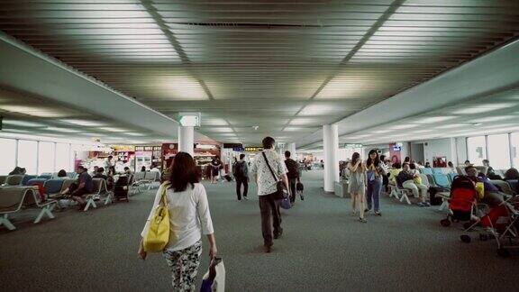 机场航站楼拥挤的人群