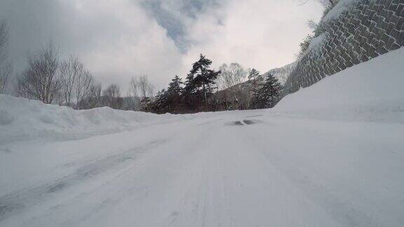 下雪的冬季公路驾驶-爬山-4K-