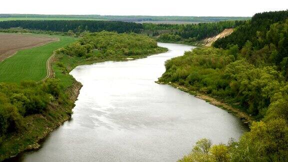 风景优美的风景河流流过森林和田野4k