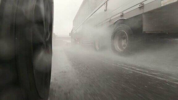 在高速公路上一辆半卡车在大雨中超过了我慢动作