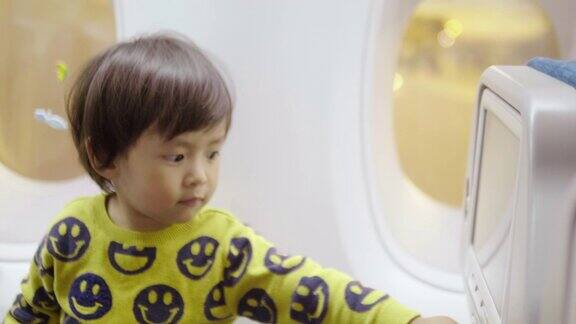 亚洲男婴坐在飞机上