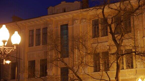 夜晚的城市街道19世纪的建筑阳台被灯笼照亮