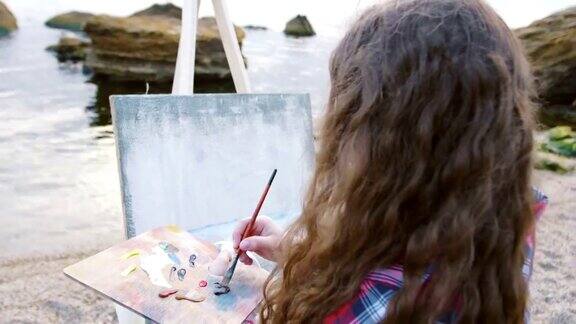 女艺术家在画一幅海景特写