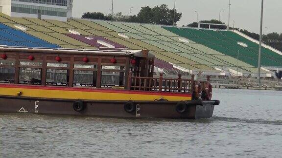一艘旅游船在新加坡中心的滨海湾金沙岛经过
