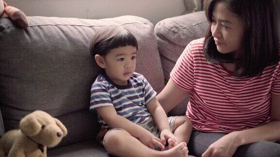 亚洲男婴和妈妈一起看电视