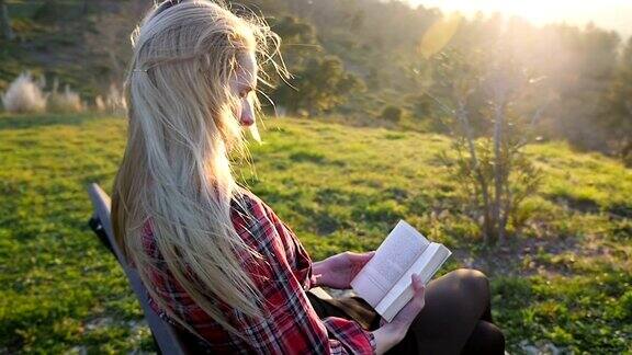 年轻女子在大自然中读书