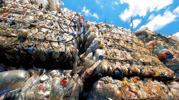 有多个塑料垃圾块的户外垃圾场回收工厂