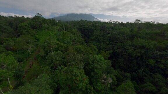 鸟瞰图直接电影飞行到火山在亚洲农村村庄