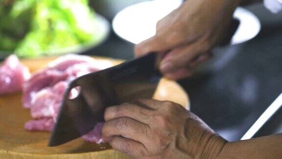 亚洲菜:女性用手切猪肉切菜板