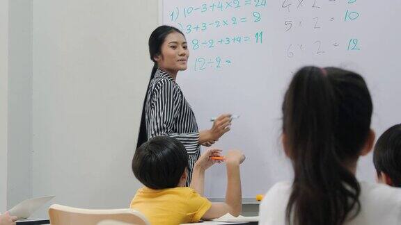 老师在学校教她的学生学生听老师讲课为回归学校教育理念
