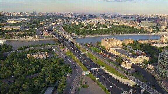 俄罗斯俄罗斯日落阳光莫斯科河交通路卢茨基体育场空中全景4k