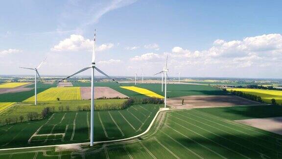 风力涡轮机矗立在玉米地里