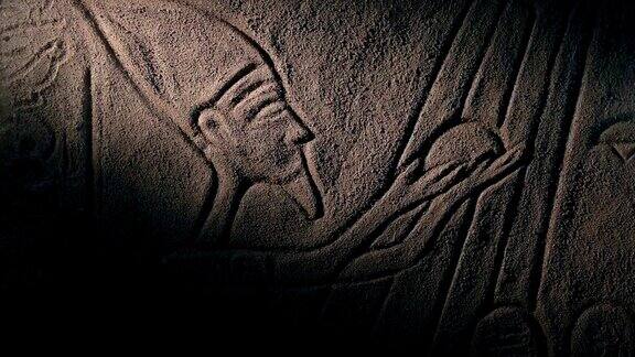 火炬照亮了埃及的墙壁艺术
