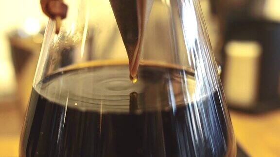 咖啡流进壶里咖啡滴下来v60咖啡酿造