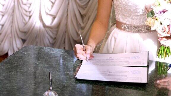 婚礼的传统仪式婚礼仪式新婚夫妇签署结婚文件、结婚证特写镜头