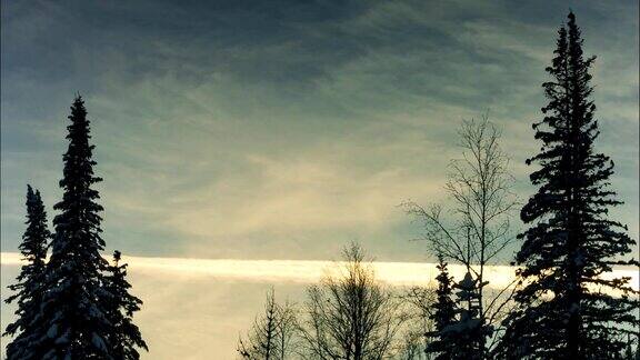 时间流逝的云在天空在山
