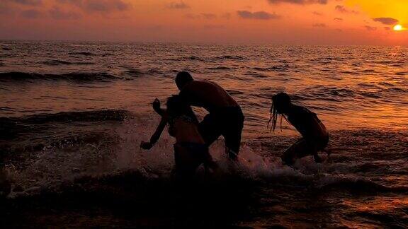 日落时分四个朋友一起奔向海边