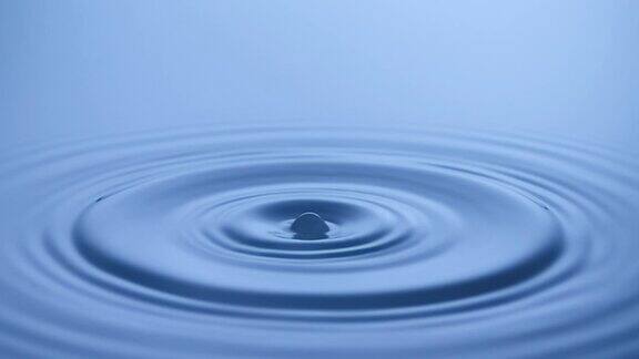 水滴飞溅成平静的水-超级慢的动作
