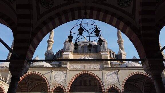 穿过Selimiye清真寺的入口Edirne土耳其