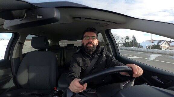 男性在假期的公路旅行司机开车的4k视频
