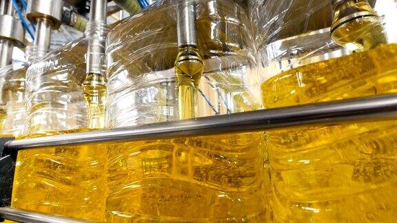 工厂生产设备灌装葵花籽油的瓶子4k