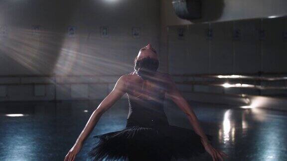 职业女芭蕾舞演员穿着黑色芭蕾舞短裙在镜室用手跳舞