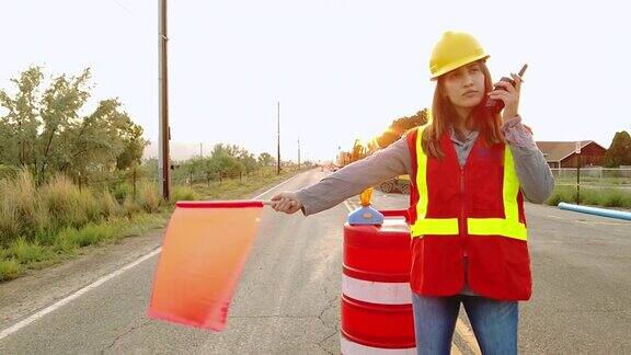 美国西部的西班牙裔男性和女性道路建设和维修工人4K视频
