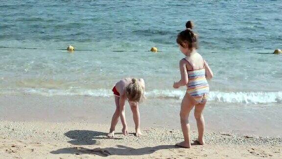 孩子们在埃及的红海海滩上玩耍