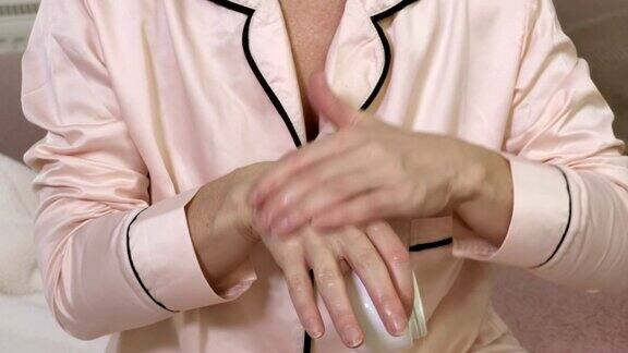 妇女用霜来治疗手痒过敏和皮肤病