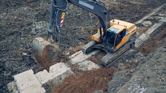 工业挖掘机正在采石场挖土