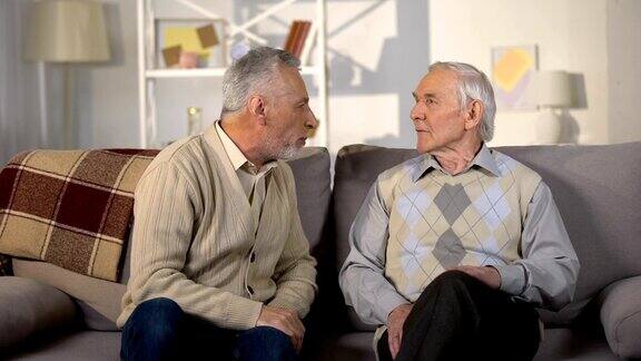 上了年纪的男性朋友在家里沙发上吵架、误会、冲突