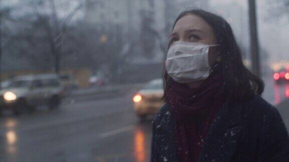 在城市里戴着防护面罩的年轻女孩