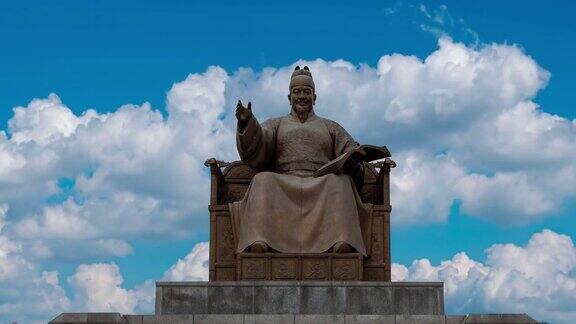 在一个晴朗的日子里首尔城的世宗王雕像