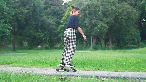 一个亚洲女孩在公园里玩滑板