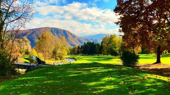秋天的高尔夫球场2洞阳光明媚的山景