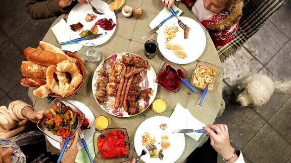 有节日食物的家庭餐桌