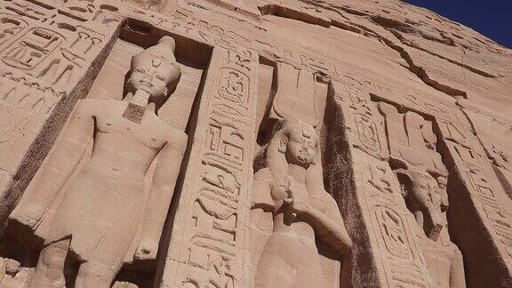 阿布辛贝勒较小的神庙入口处有四尊拉美西斯二世的雕像和两尊他的新娘埃及的雕像