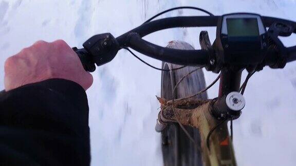 在雪覆盖的土路上骑山地自行车